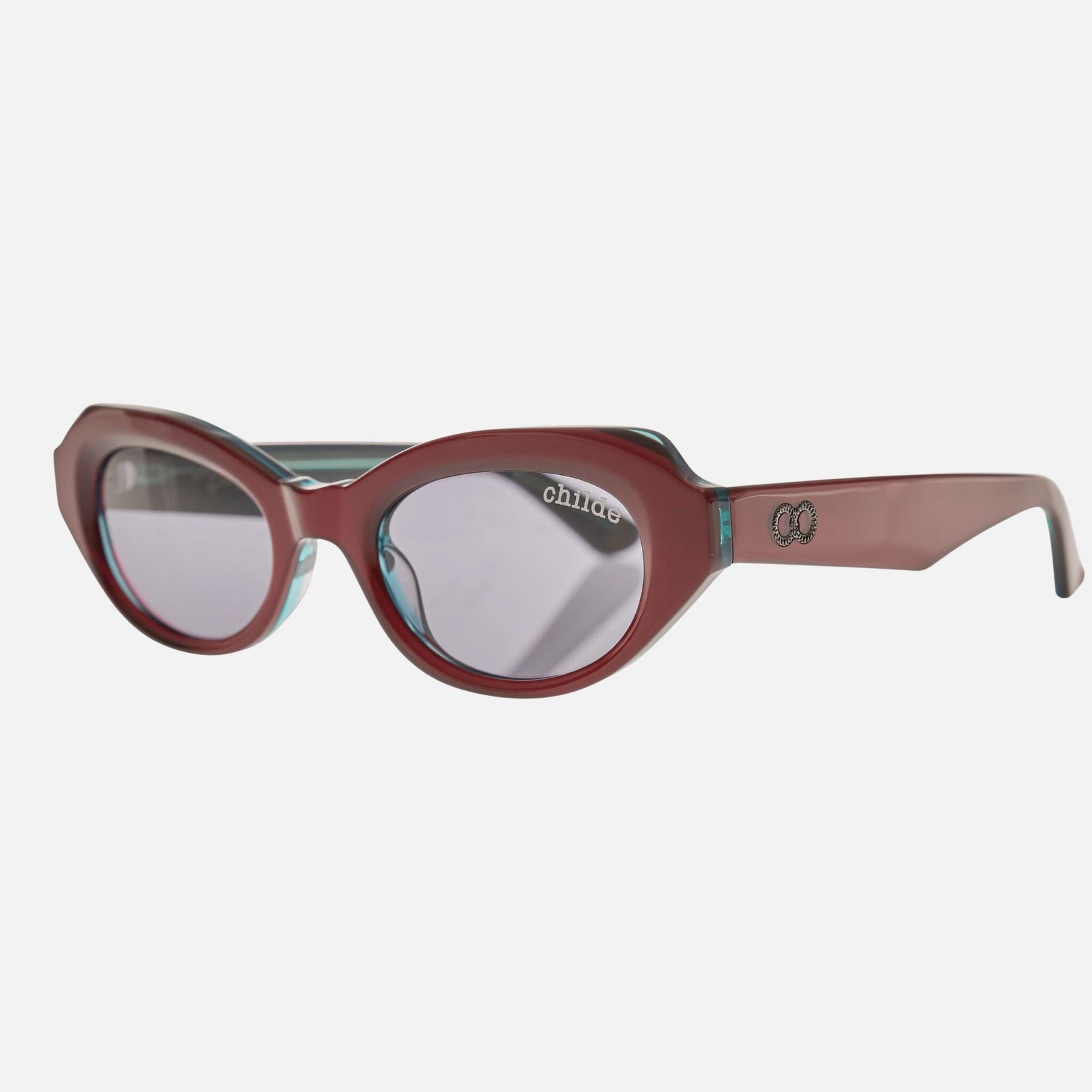 Oval proportions. Subtle lift.