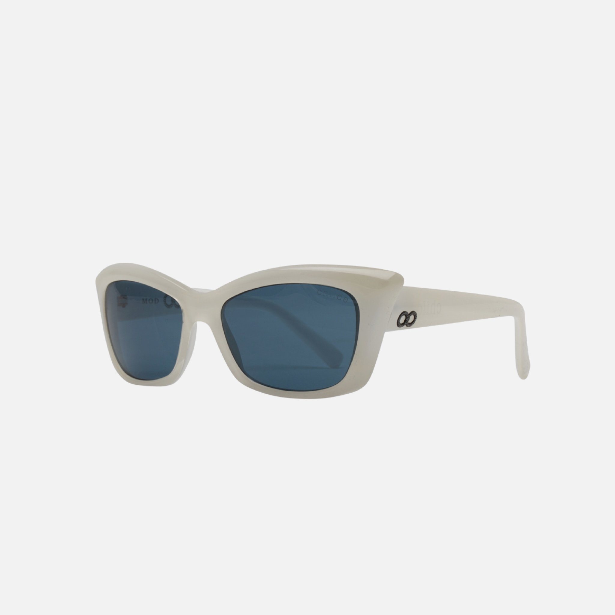 Light, strong and close-fitting.