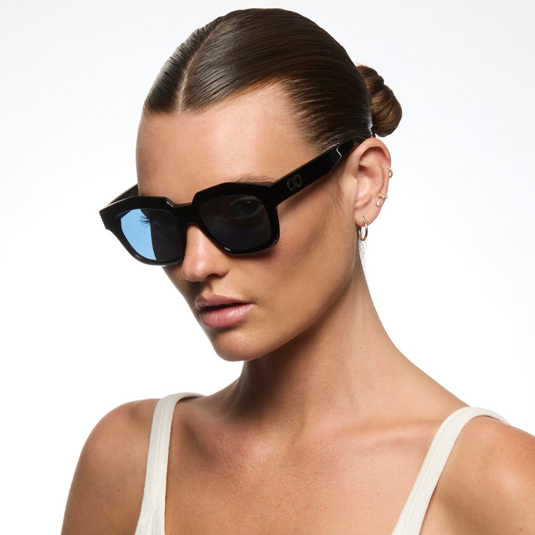 Square shape. Bevelled attitude.